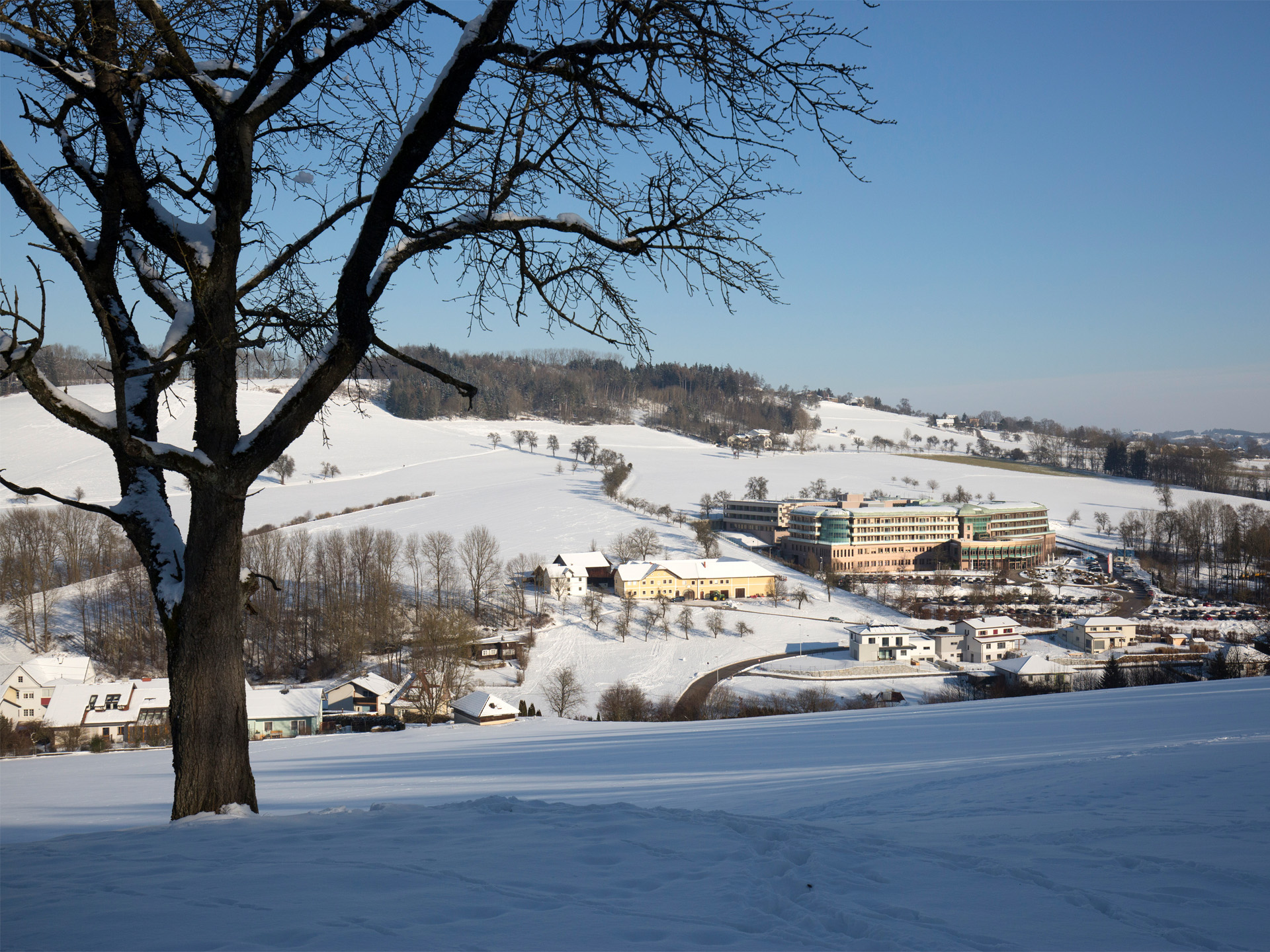  Verschneite Landschaft mit Blick auf Reha-Zentrum Bad Schallerbach