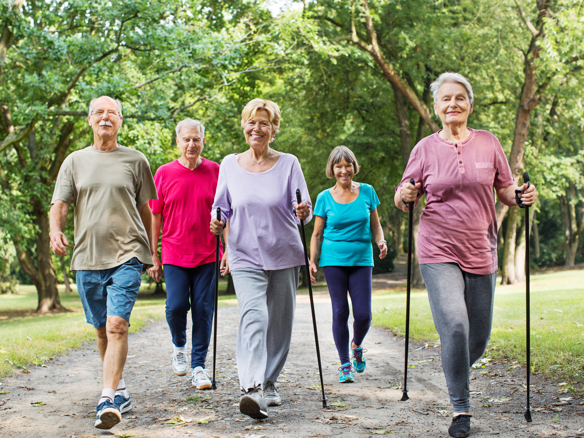 Gruppe von Patient*innen beim Nordic Walking draußen